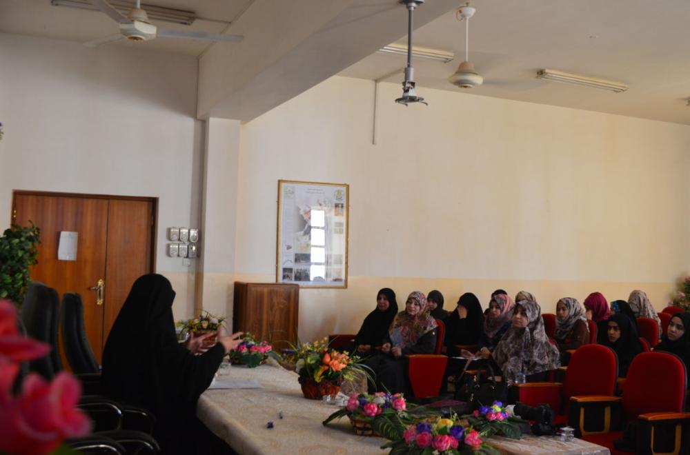 شعبة العلاقات النسوية تقيم برنامجها التوعوي في جامعة الكوفة
