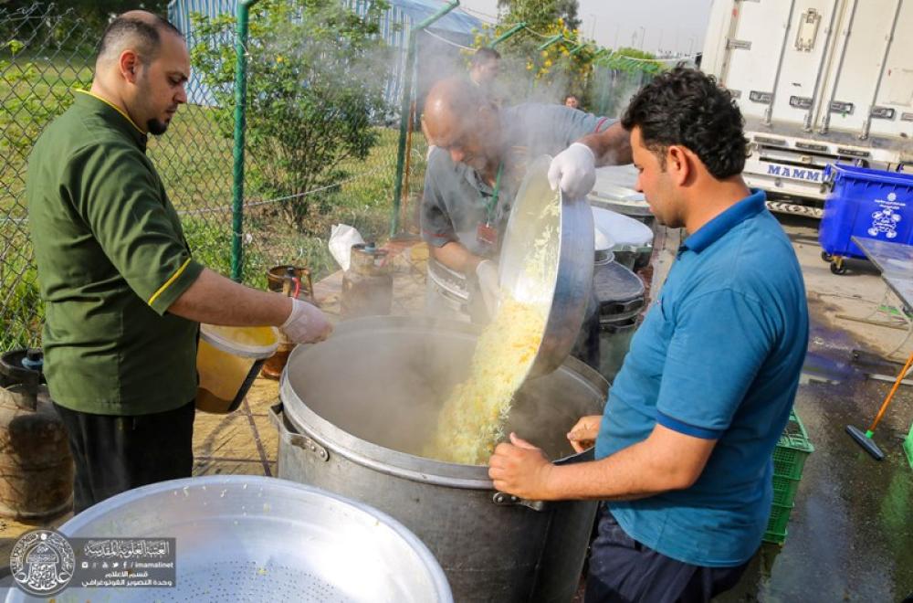 مضيف العتبة العلوية المقدسة يباشر بتوزيع آلاف الوجبات الغذائية لزائري مدينة الكاظمية