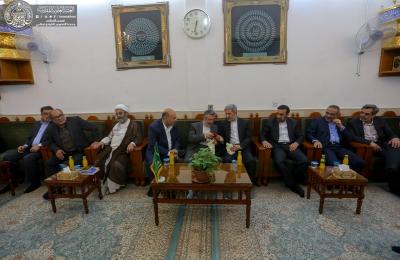 وزير الدفاع الإيراني أمير حاتمي يتشرف بزيارة مرقد أمير المؤمنين(عليه السلام)