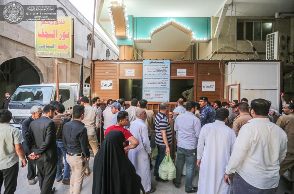 مضيف الزائرين في العتبة العلوية يُقدم أكثر من 2500 وجبة طعامٍ في ذكرى شهادة الإمام الجواد (عليه السلام)