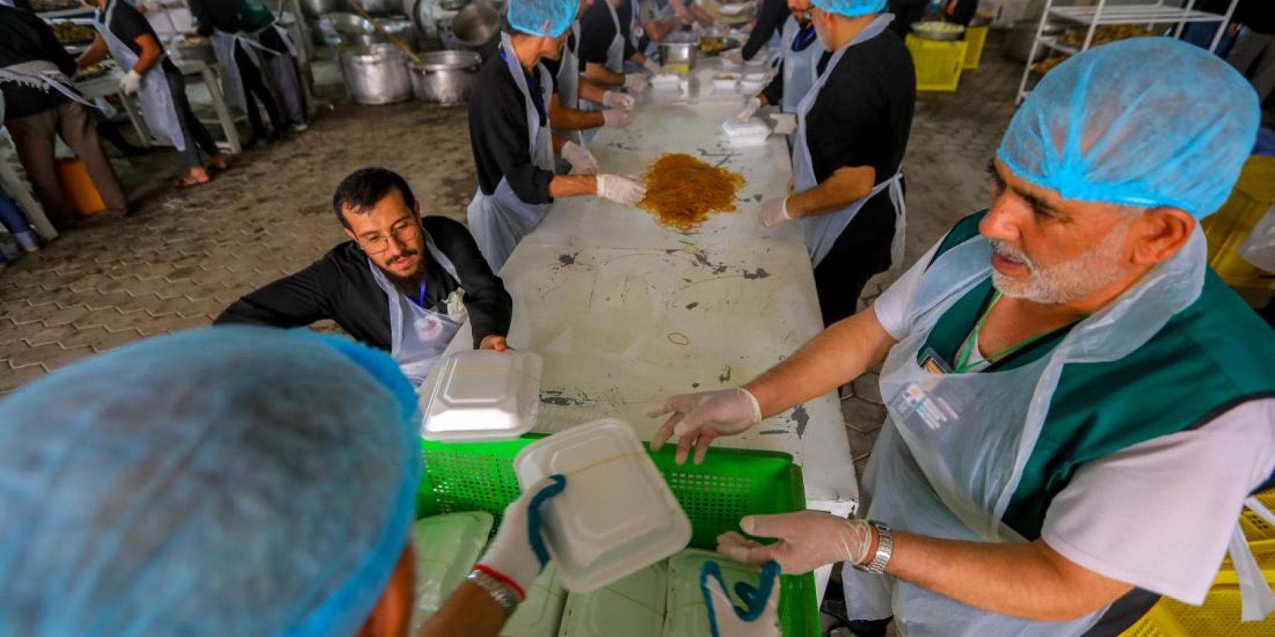 مدينة الإمام علي (عليه السلام) توزع أكثر من (30) ألف وجبة طعام للزائرين يومياً