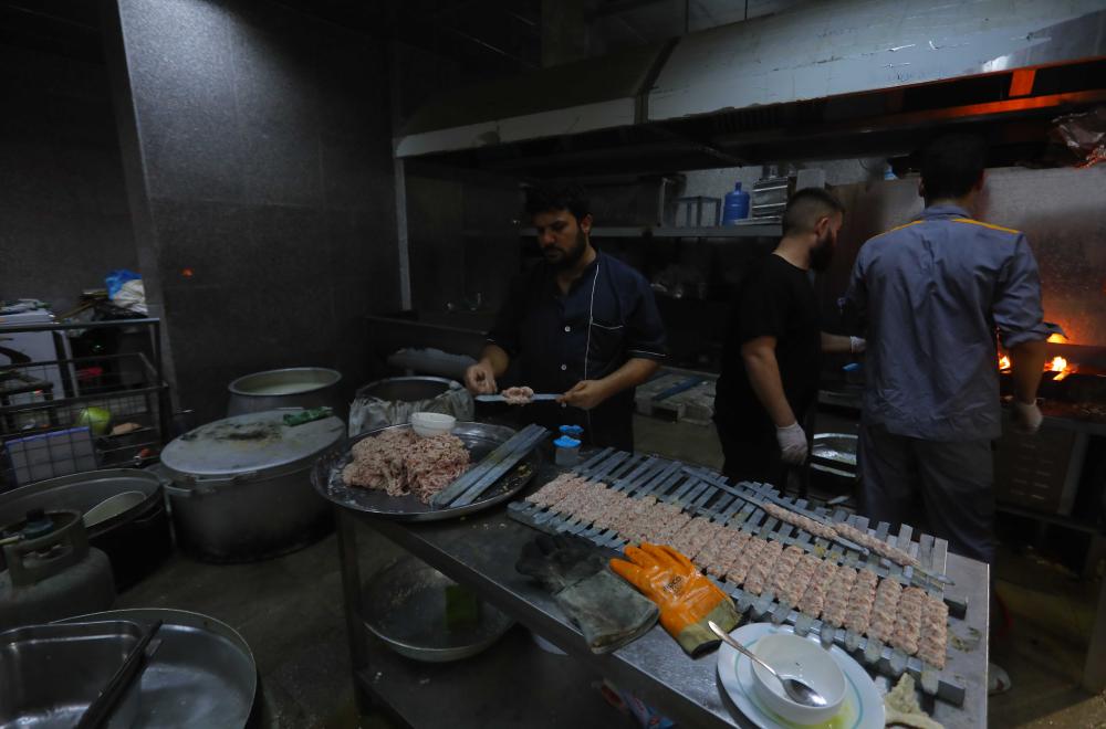 مجمع ضيافة الإمام الحسن (عليه السلام) يوزع أكثر من 30 ألف وجبة طعام للزائرين يومياً