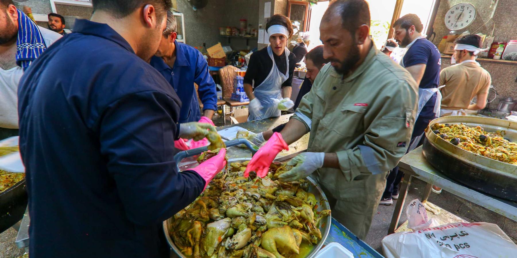 مجمع ضيافة الإمام الحسن (عليه السلام) يوزع أكثر من 30 ألف وجبة طعام للزائرين يومياً
