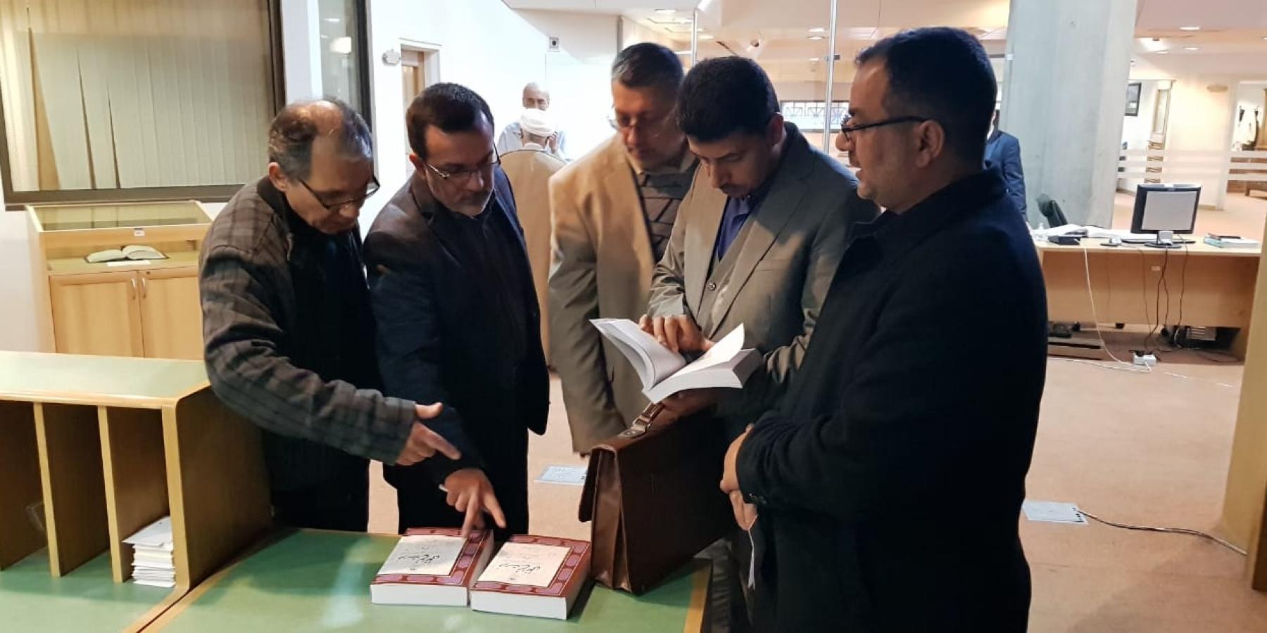 وفد العتبة العلوية المقدسة يزور المكتبة الوطنية في طهران ويطلع على أهم الإصدارات الموجودة فيها