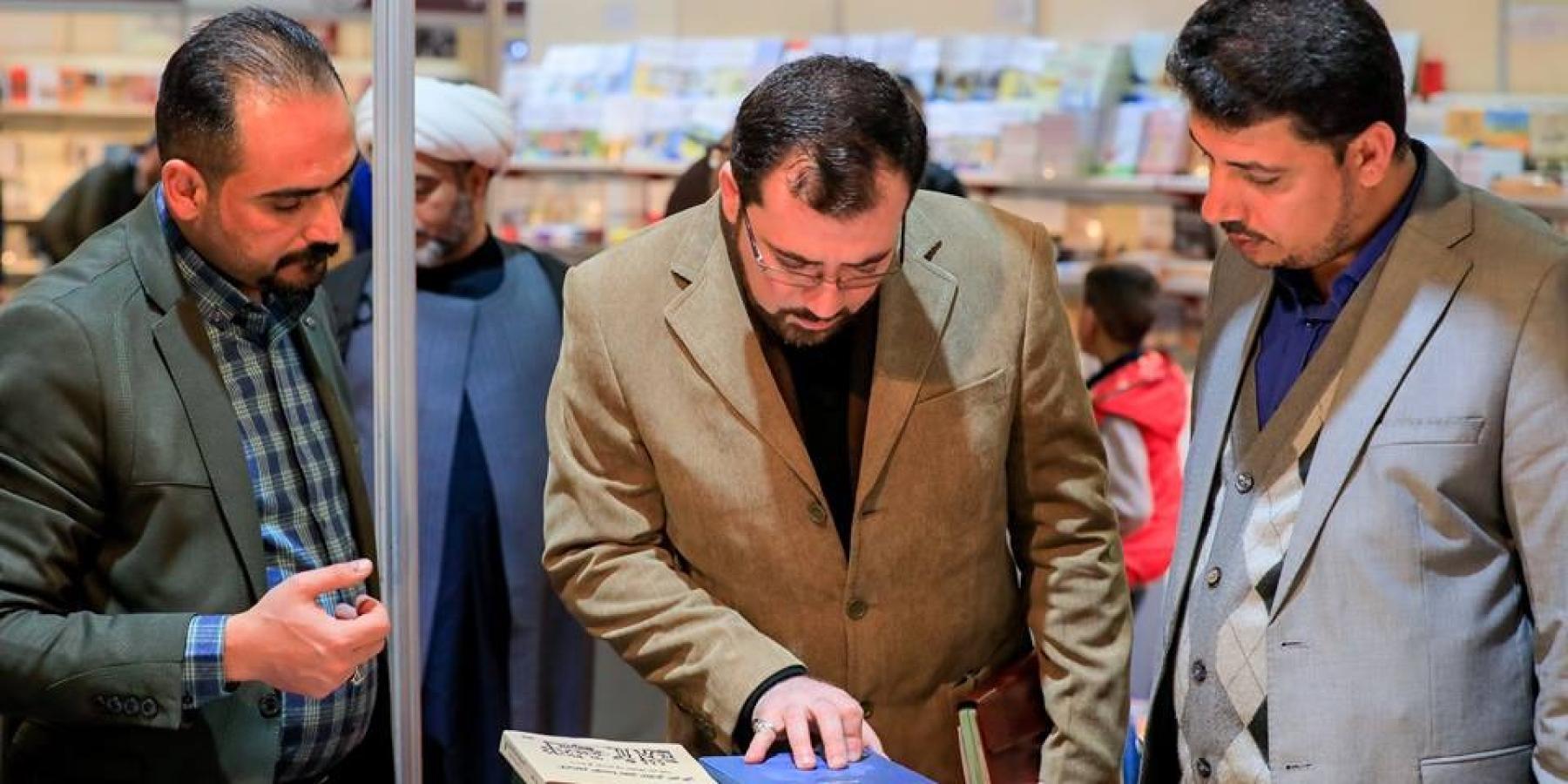 مكتبة الروضة الحيدرية ترفد أقسامها بآلاف الكتب والعناوين من معرض بغداد الدولي