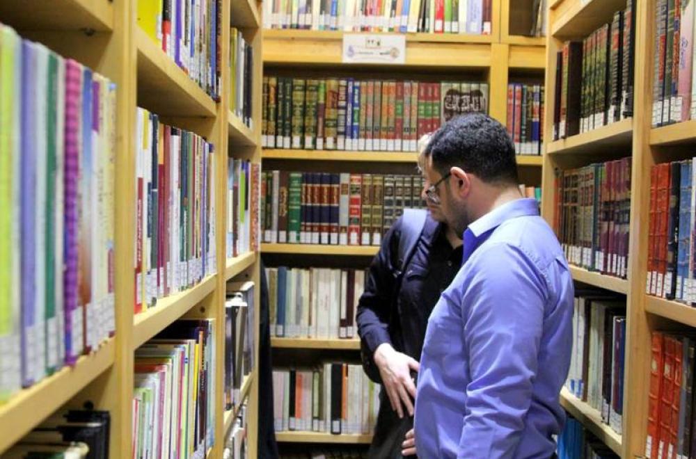 الباحث والكاتب البريطاني "روبرت تولست" يبدي إعجابه بمكتبة الروضة الحيدرية