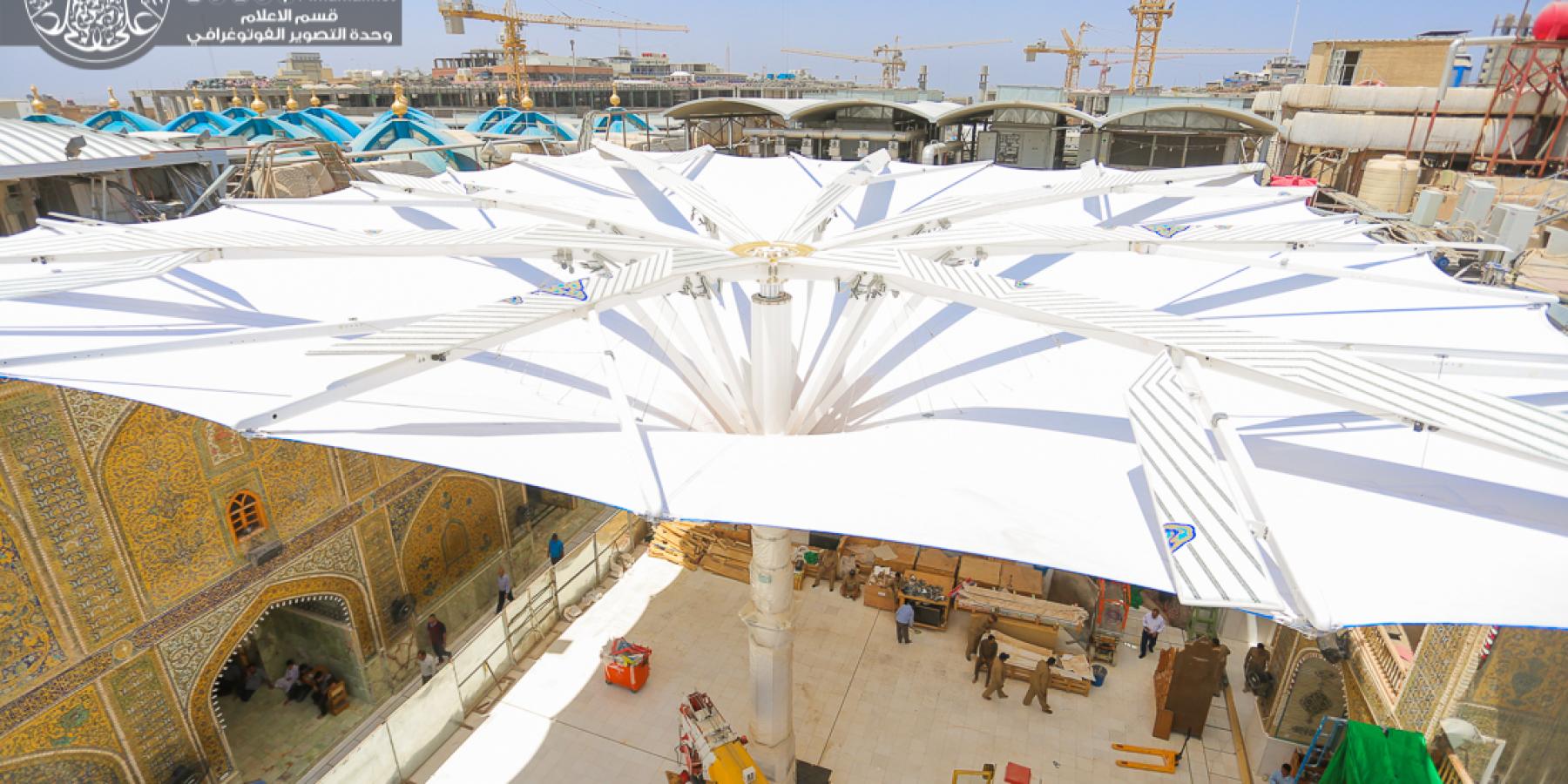 استئناف مشروع نصب المظلات العملاقة في الصحن الحيدري الشريف عقب انتهاء شهر رمضان المبارك