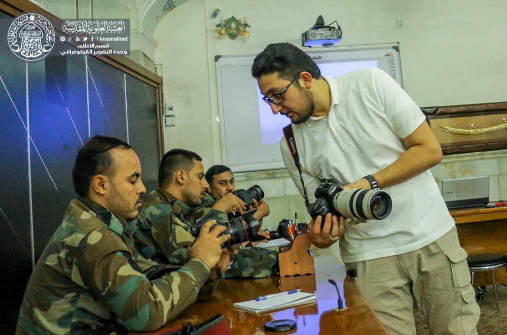 وحدة التصوير الفوتوغرافي في قسم الاعلام تقيم دورة تطويرية لمصوري الاعلام الحربي لفرقة الامام علي (عليه السلام) القتالية