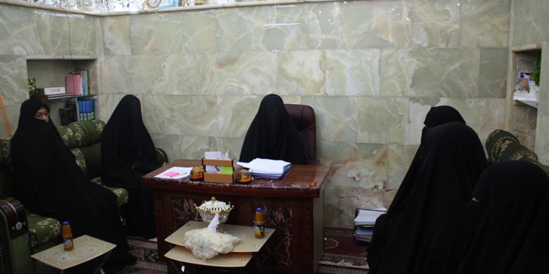 وفد نسوي من العتبة الحسينية المقدسة يزور قسم الشؤون النسوية في العتبة العلوية المقدسة