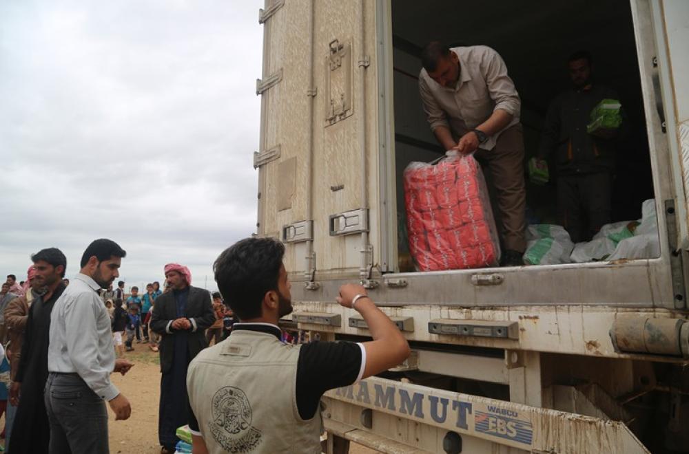 إدارة العتبة العلوية المقدسة تنفذ برنامجاً موسعاً لتوزيع المساعدات على النازحين في أطراف الموصل